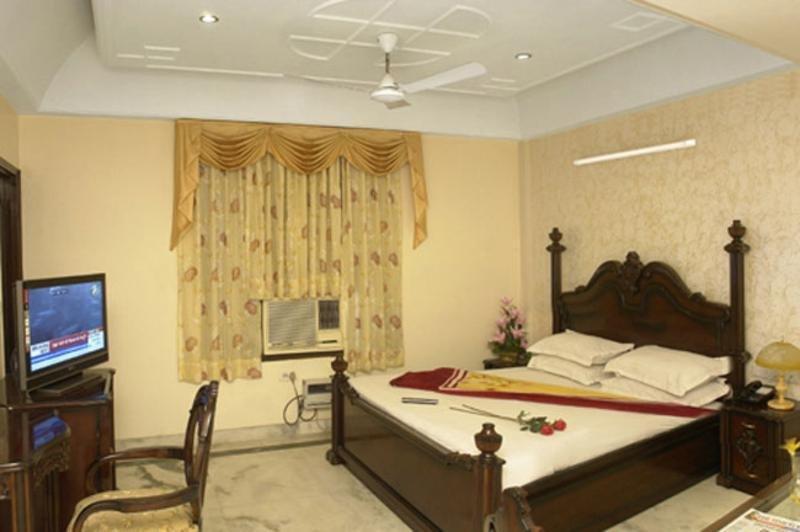 Hotel Golden Deluxe New Delhi Exterior photo