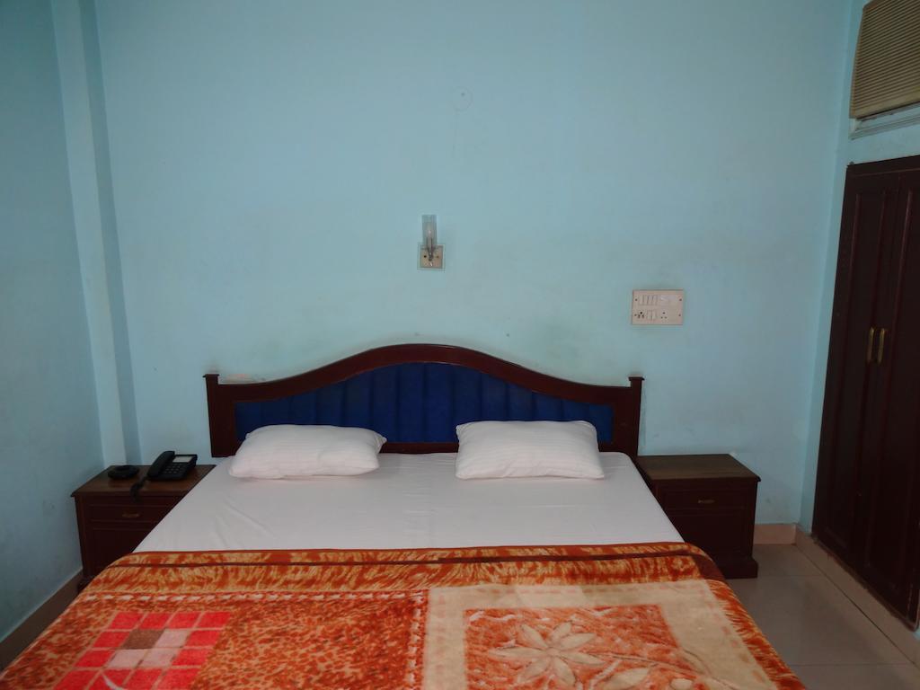 Hotel Golden Deluxe New Delhi Room photo